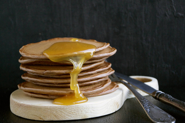 huisgemaakte pannenkoeken met honing. - Foto, afbeelding
