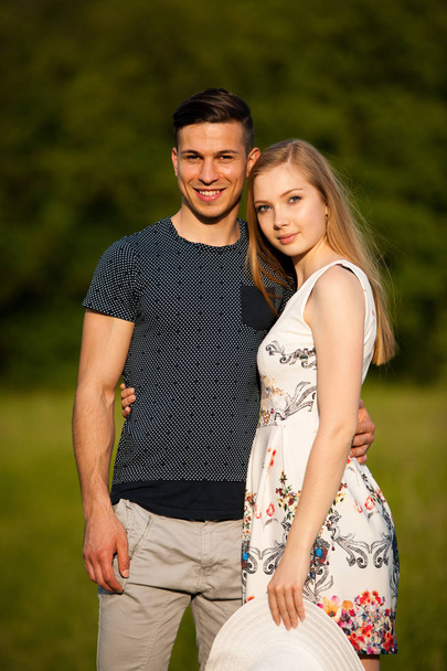 Active young couple on a wlak in the park on hot summer afternoo - Fotoğraf, Görsel