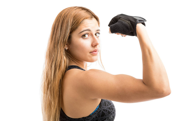 Mujer hispana mostrando fuerza
 - Foto, imagen