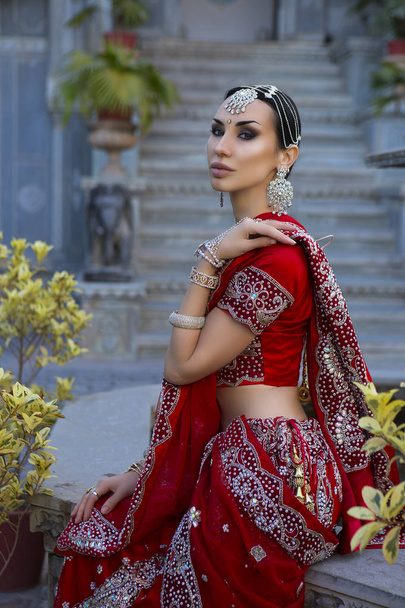 Beautiful young indian woman in traditional clothing with bridal - Valokuva, kuva