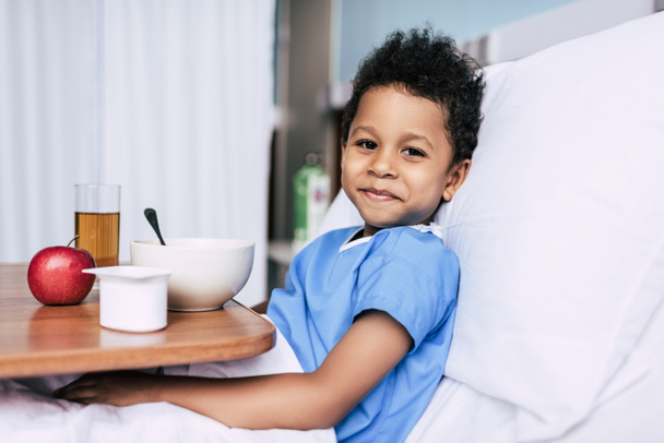 african american boy with breakfast in clinic - Foto, afbeelding