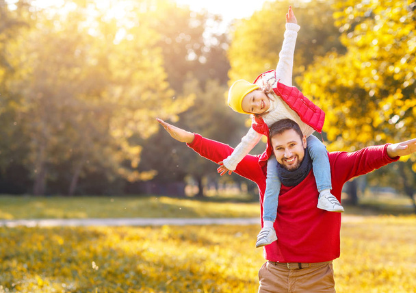 glückliche Familie Vater und Kind Tochter spielen und lachen i - Foto, Bild