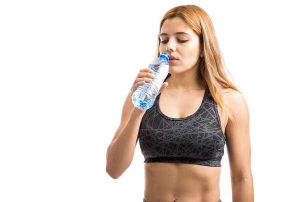 Nainen vatsalihakset juomavesi
 - Valokuva, kuva