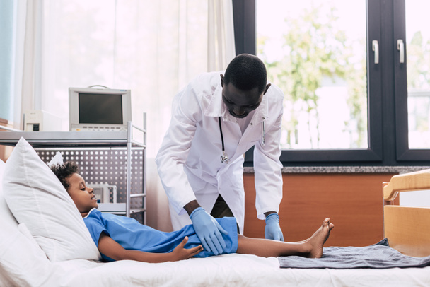médecin afro-américain examinant le patient
 - Photo, image