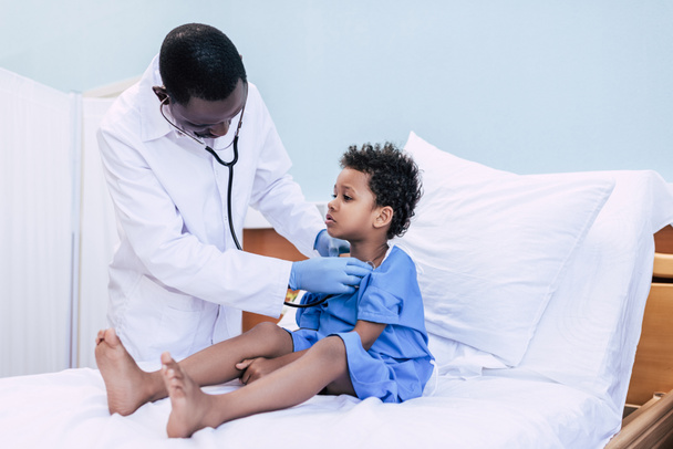 médico afroamericano y niño pequeño
 - Foto, imagen