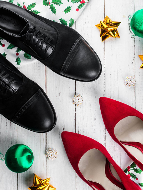 Γυναικεία και ανδρικά κόκκινα παπούτσια για τις γιορτές - Φωτογραφία, εικόνα