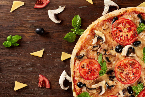 Čerstvý pizza s rajčaty, sýrem a žampiony na dřevěný stůl - Fotografie, Obrázek