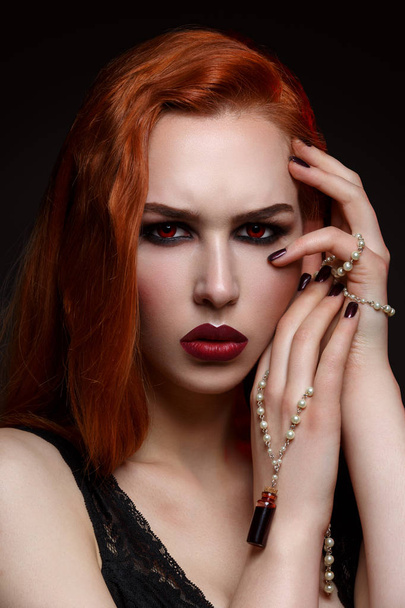 young vampire woman - Foto, afbeelding