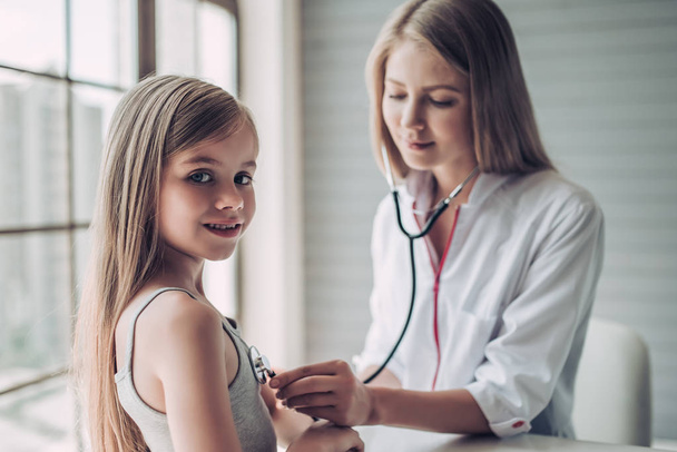 Little girl with pediatrician - Valokuva, kuva
