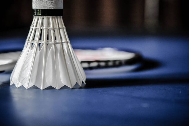 Zbliżenie: brak badminton rakiety i lotkę badmintona - Zdjęcie, obraz