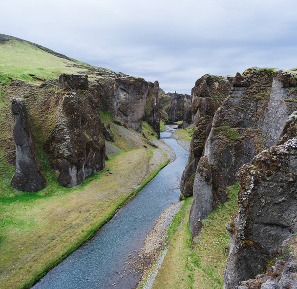 Ποταμός που ρέει στο κάτω μέρος του φαραγγιού στην Ισλανδία - Φωτογραφία, εικόνα