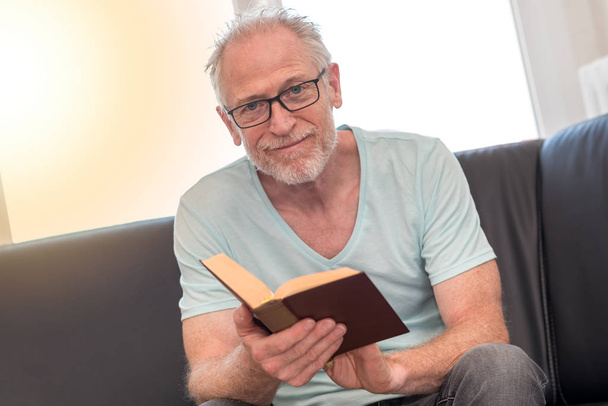 Portret dojrzały mężczyzna, czytanie książki, efekt świetlny - Zdjęcie, obraz