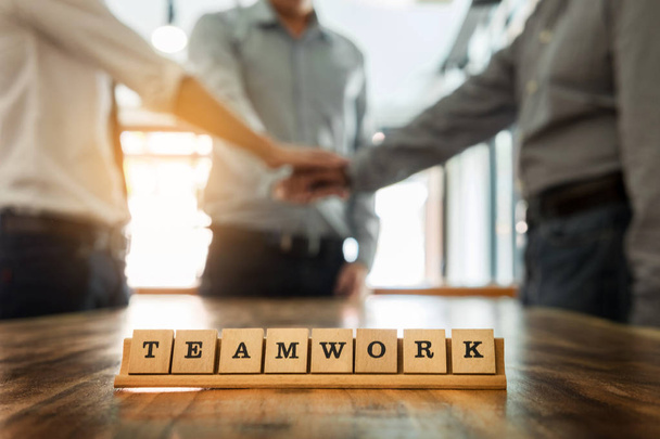 Teamwork Wort auf Holztisch mit Business-Teamwork verbinden die Hände zu - Foto, Bild