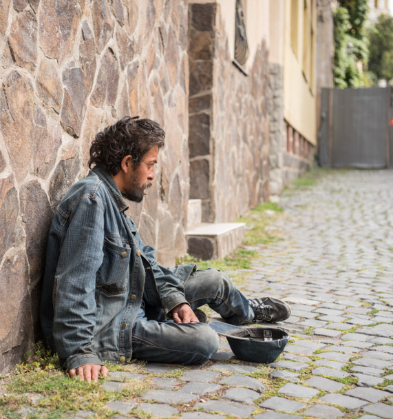 通りでホームレスの男 - 写真・画像