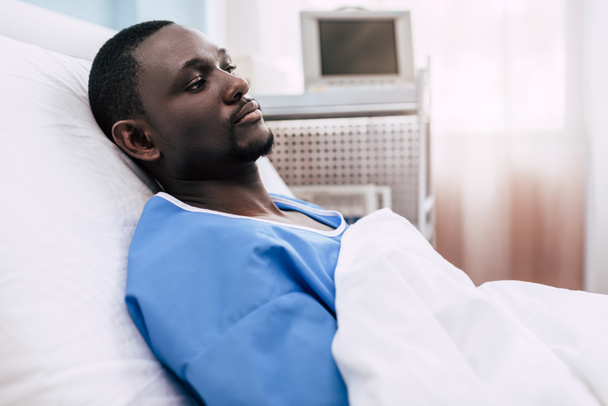 Afrikanisch-amerikanischer Mann im Krankenhaus - Foto, Bild