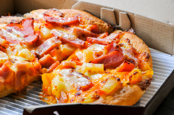Primer plano de pizzas con variedad de aderezos y queso en cartón sacar cajas con tapa abierta - Foto, imagen