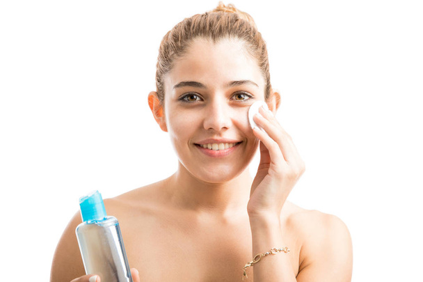 young woman removing makeup - Foto, imagen