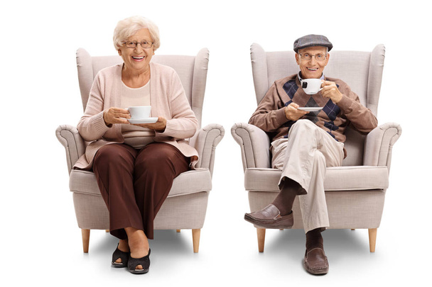 Seniorit istuvat nojatuoleissa juomassa teetä
 - Valokuva, kuva