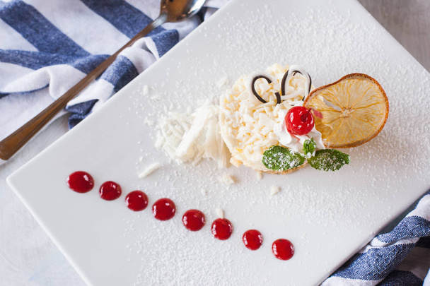 Creamy orange dessert serving in restaurant - Foto, afbeelding