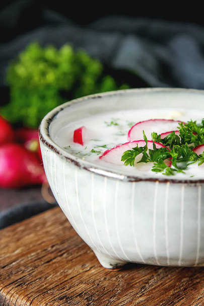 Summer cold soup - okroshka in a ceramic bowl. Ingredients of po - Foto, afbeelding