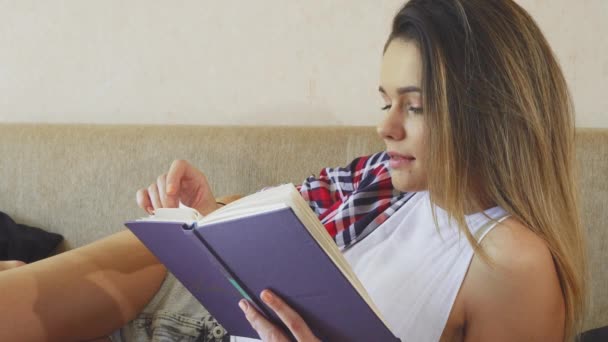 Młoda dziewczyna jest czytanie książek - Materiał filmowy, wideo