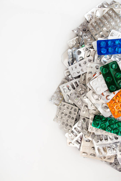 tas de comprimés vides assortis divers médicaments comprimés blisters d
 - Photo, image