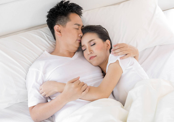 Young loving couple in bed - Foto, afbeelding