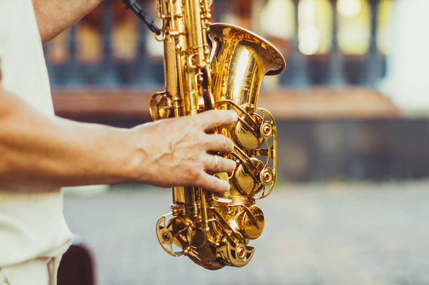 saxofonist speelt op straat - Foto, afbeelding