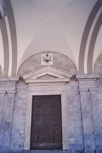 Bejárati ajtó a Livorno székesegyház - Fotó, kép