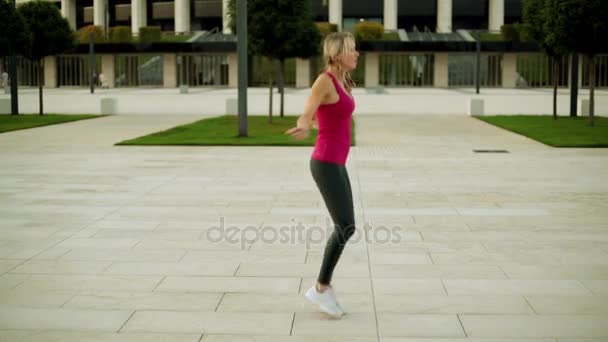 Młoda kobieta skakanka w parku. Dziewczyna jest zaangażowany w fitness. - Materiał filmowy, wideo