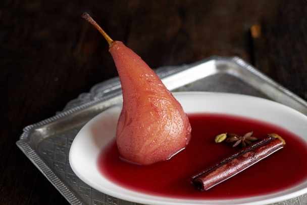 hot pear cooked in red wine with spices - Foto, Imagem