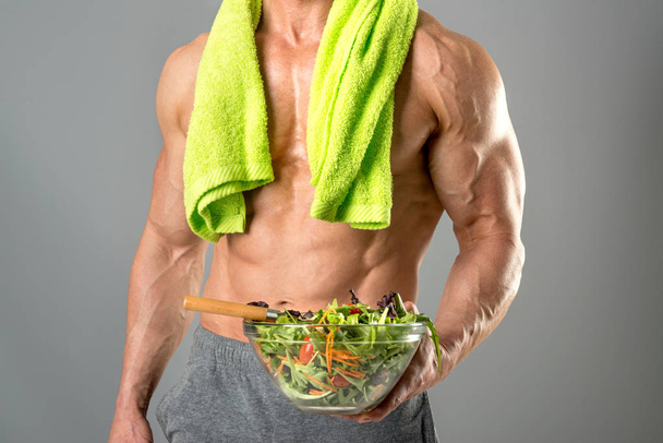 Homme sain mangeant une salade
 - Photo, image