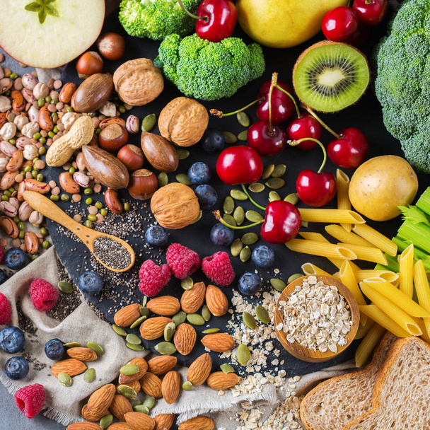 Selectie van gezonde rijke vezels bronnen veganistisch voedsel voor koken - Foto, afbeelding