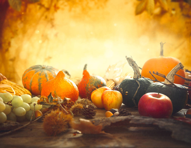 Autumn fruit on table - Fotoğraf, Görsel