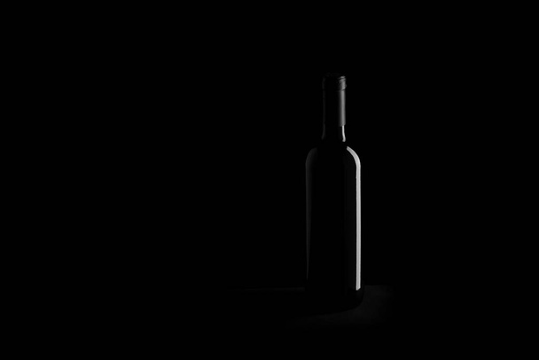 wine bottle on black background - Foto, afbeelding