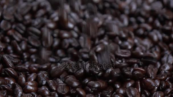 Zrno pražené kávy k úniku z juty taška - Záběry, video