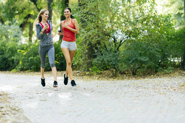 young women running outdoors - Foto, Imagem