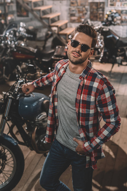 motocyklista w okulary z klasyczny motocykl - Zdjęcie, obraz