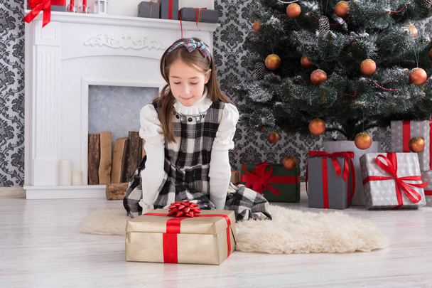 schönes Mädchen beim Auspacken von Weihnachtsgeschenken - Foto, Bild
