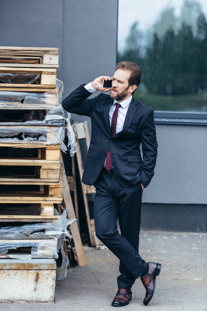 businessman talking on smartphone - Fotoğraf, Görsel