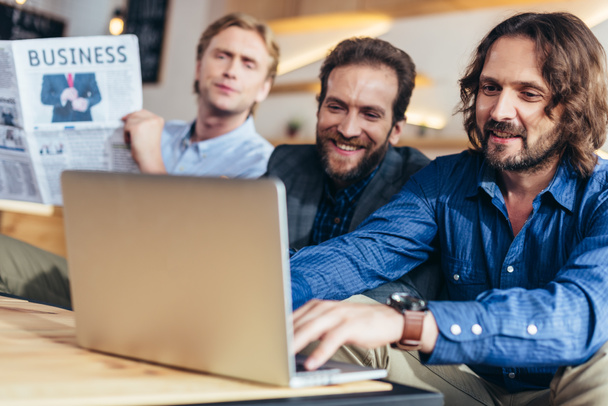 businessmen using laptop - Foto, Bild