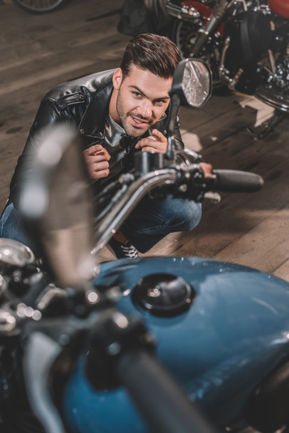 klasik motosiklet ile motorcu - Fotoğraf, Görsel
