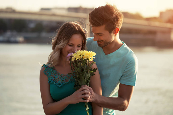 Man giving flowers to his girlfriend - Fotografie, Obrázek