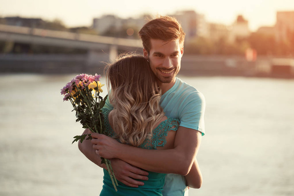 Man  giving  flowers to his girlfriend - Fotografie, Obrázek