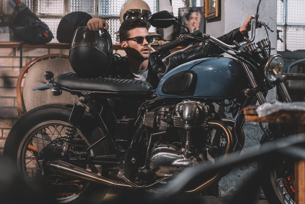 motorkář s klasického motocyklu - Fotografie, Obrázek