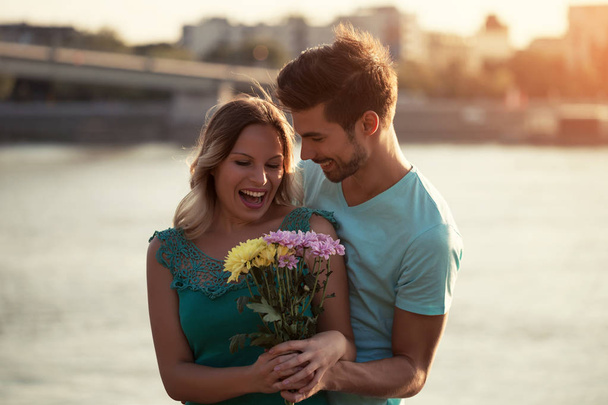 muž dává květiny se svou přítelkyní - Fotografie, Obrázek
