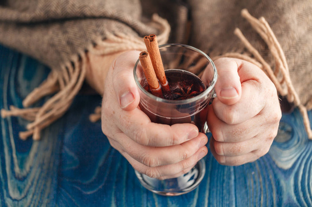 Hot alcohol drink, mulled wine with spices in male hand - Foto, Imagem