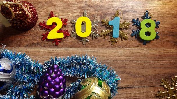 Houten cijfers vormen het nummer 2018, voor het nieuwe jaar 2018 op een houten achtergrond - Foto, afbeelding
