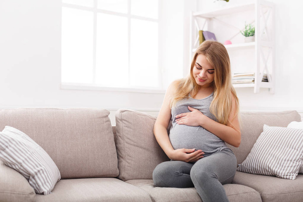 Femme enceinte réfléchie rêvant d'enfant
 - Photo, image