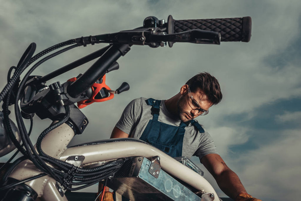 Reparaturhelfer mit Motorradbrille - Foto, Bild